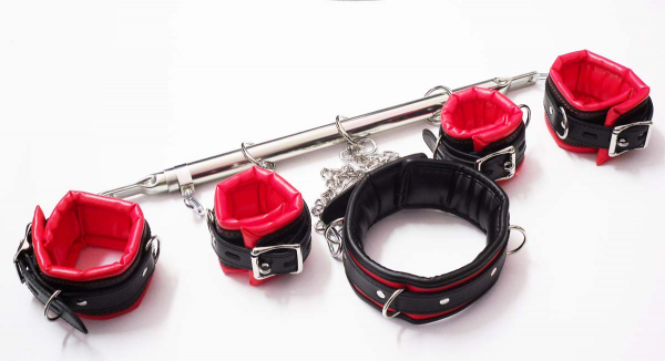 BDSM Spreizstangen Set schwarz rot mit gepolsterte Hals- Hand- Fußfesseln